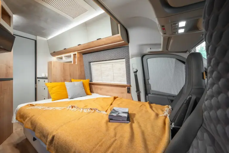 Globe-Traveller Falcon XS Detail