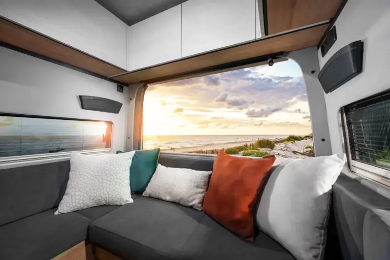 Globe-Traveller Falcon YS Hecklounge