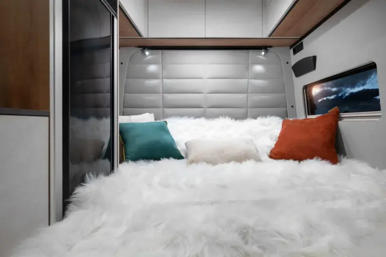 Globe-Traveller Falcon YS Detail