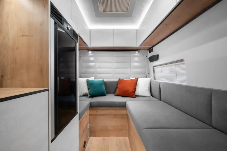 Globe-Traveller Falcon YS Interieur