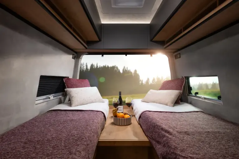 Globe-Traveller Falcon Z Detail