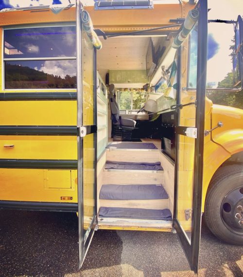 05_Bus_Eingang_von_au_en_Foto_29_07_21_11_01_01_d
